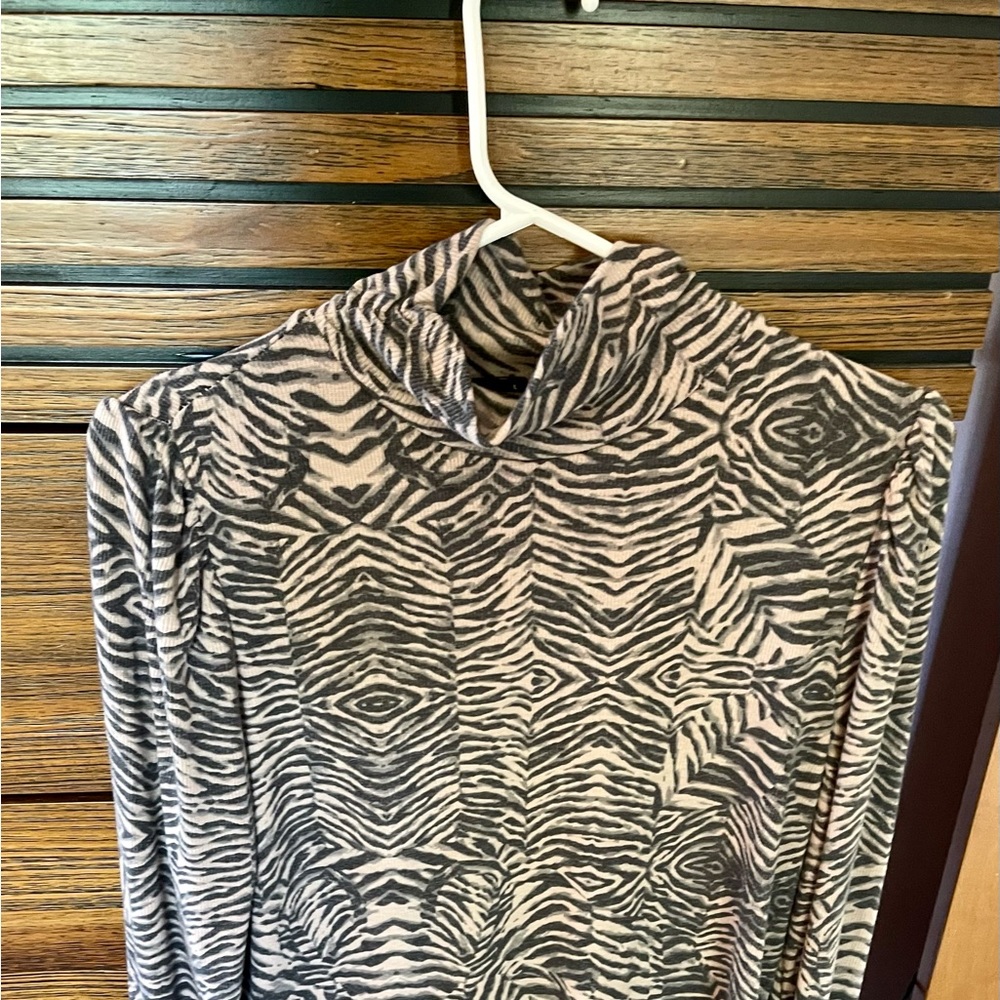 Women’s long sleeve top